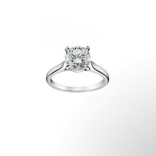 Solitaire 1895系列 单钻戒指自1895年就已成为卡地亚之经典。卡地亚珠宝的精工细作，展现宝石和镶座之间微妙的平衡之美。