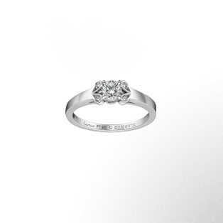 Ballerine订婚钻戒 这款戒指的名字，令人联想到舞蹈、 和谐、均衡的世界。镶工精致， 为钻石提供了一个柔美的背景。
