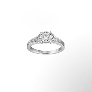 Ballerine铺镶钻石系列 这款戒指的名字，令人联想到舞蹈、 和谐、均衡的世界。镶工精致， 为钻石提供了一个柔美的背景。