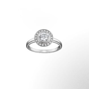 Cartier d'Amour订婚钻戒 此浑圆精致的订婚钻戒，汇聚整颗钻石及镶座圆钻的璀灿光芒。<br>不论从正面或是侧面欣赏，这枚螺旋设计的铂金戒指均格外迷人。