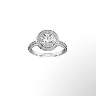 Cartier d'Amour铺镶钻石系列 此浑圆精致的订婚钻戒，汇聚整颗钻石及镶座圆钻的璀灿光芒。<br>不论从正面或是侧面欣赏，这枚螺旋设计的铂金戒指均格外迷人。
