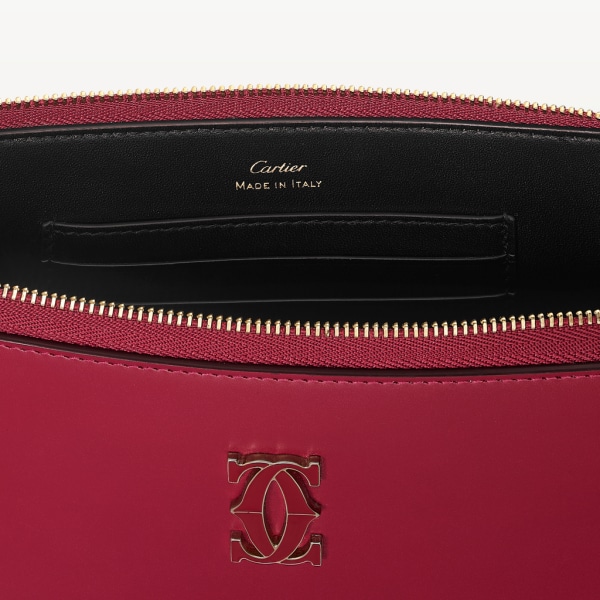 C de Cartier系列，小号手拿包 樱桃红色小牛皮，镀金饰面，樱桃红色珐琅