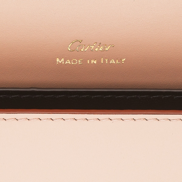 C de Cartier翻盖多卡片夹
 粉红色小牛皮，镀金和裸粉色珐琅饰面