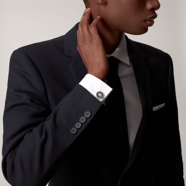 Double C de Cartier标志装饰袖扣，黑漆阳光射线纹饰图案 纯银，镀钯饰面，透明黑漆。