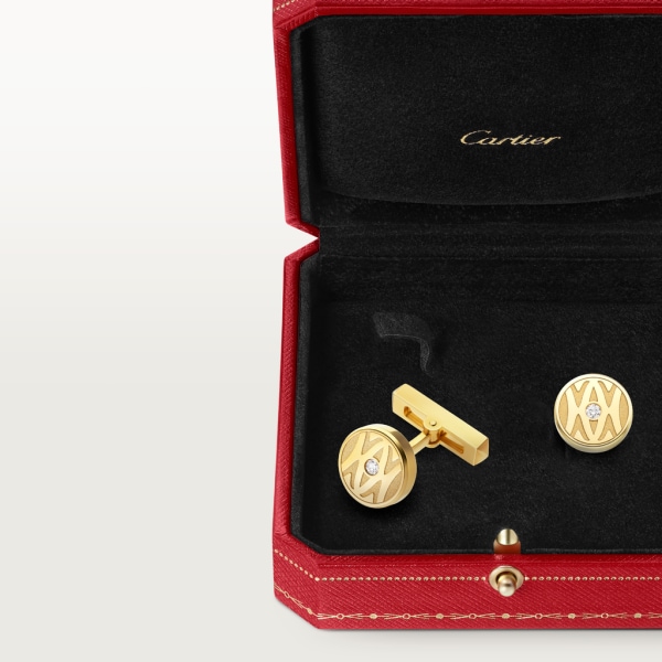 C de Cartier金色标志装饰袖扣。 黄金，圆形明亮式切割钻石。