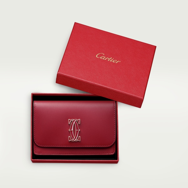 C de Cartier翻盖多卡片夹
 樱桃红色小牛皮，镀金饰面，樱桃红色珐琅