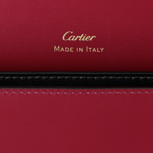 C de Cartier翻盖多卡片夹
 樱桃红色小牛皮，镀金饰面，樱桃红色珐琅