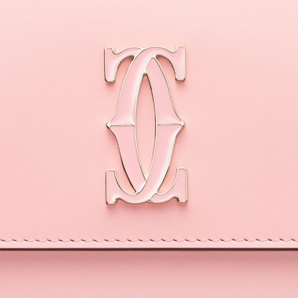 C de Cartier翻盖通用型皮夹 淡粉色小牛皮，镀金与淡粉色珐琅饰面
