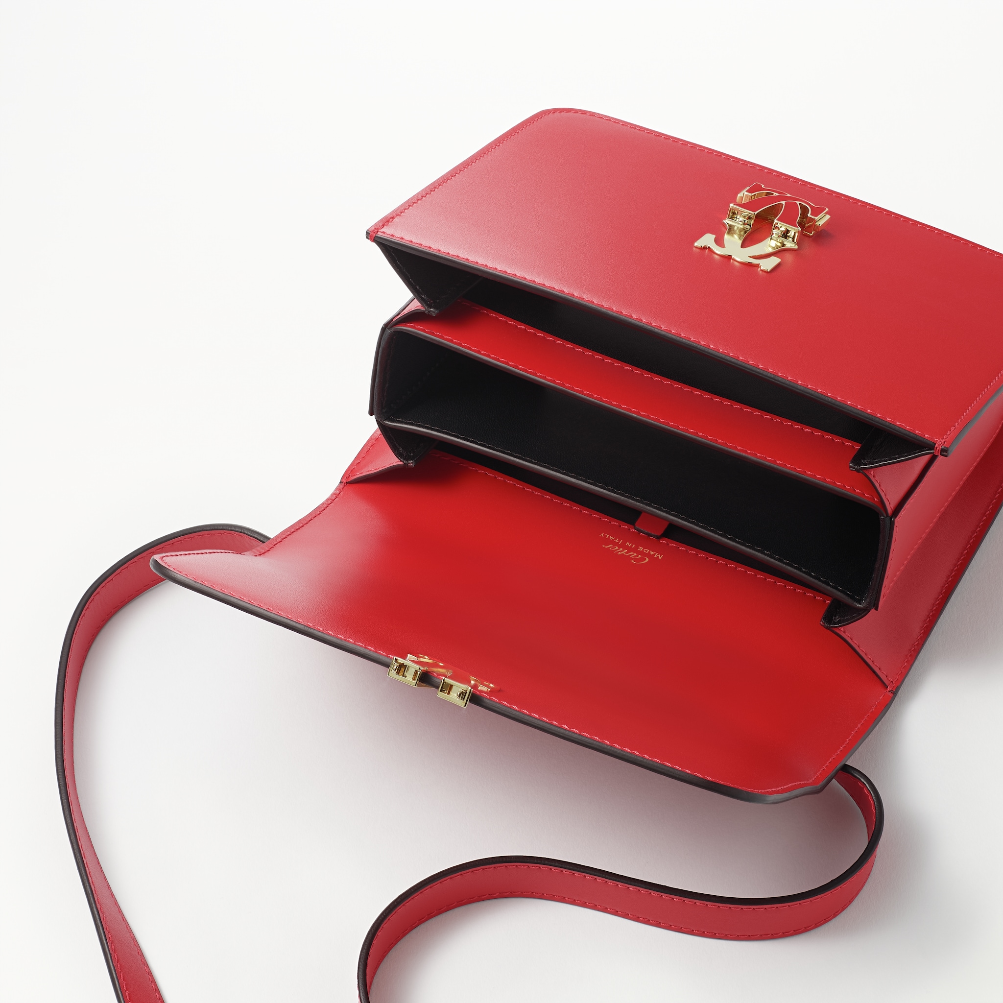 C de Cartier肩背包，迷你款红色小牛皮，镀金装饰，红色珐琅