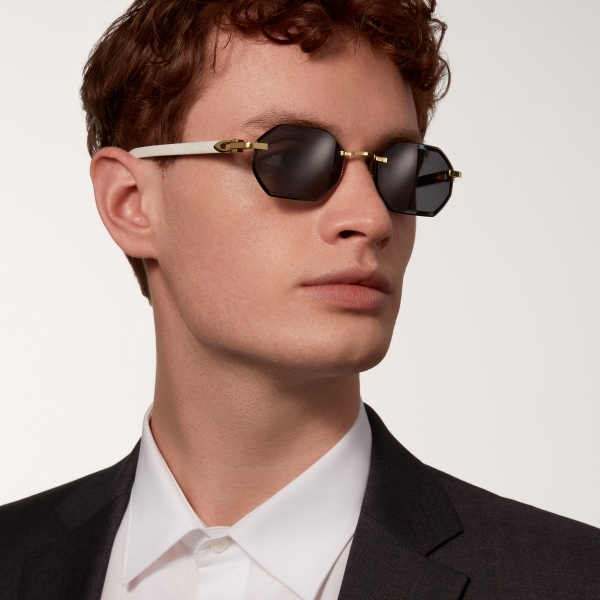 Sunglasses with Elongated C de Cartier motif Smooth golden-finish metal, grey lenses