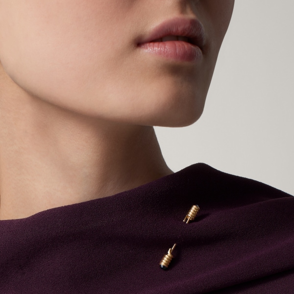 Tie pin with spring motif  Yellow gold, onyx
