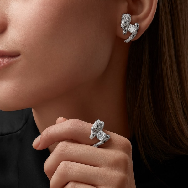 Panthère de Cartier ring, cushion-cut diamond, paved  White gold, emeralds, onyx, diamonds